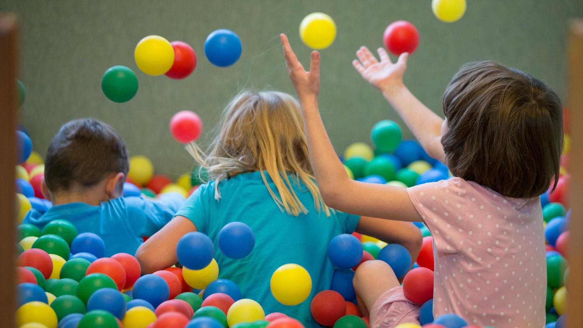 Das Foto zeigt spielende Kinder in einem Bällchenbad
