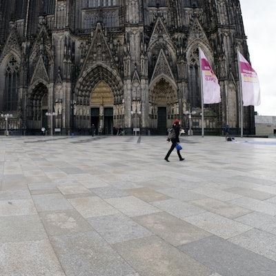 Leere vor dem Kölner Dom