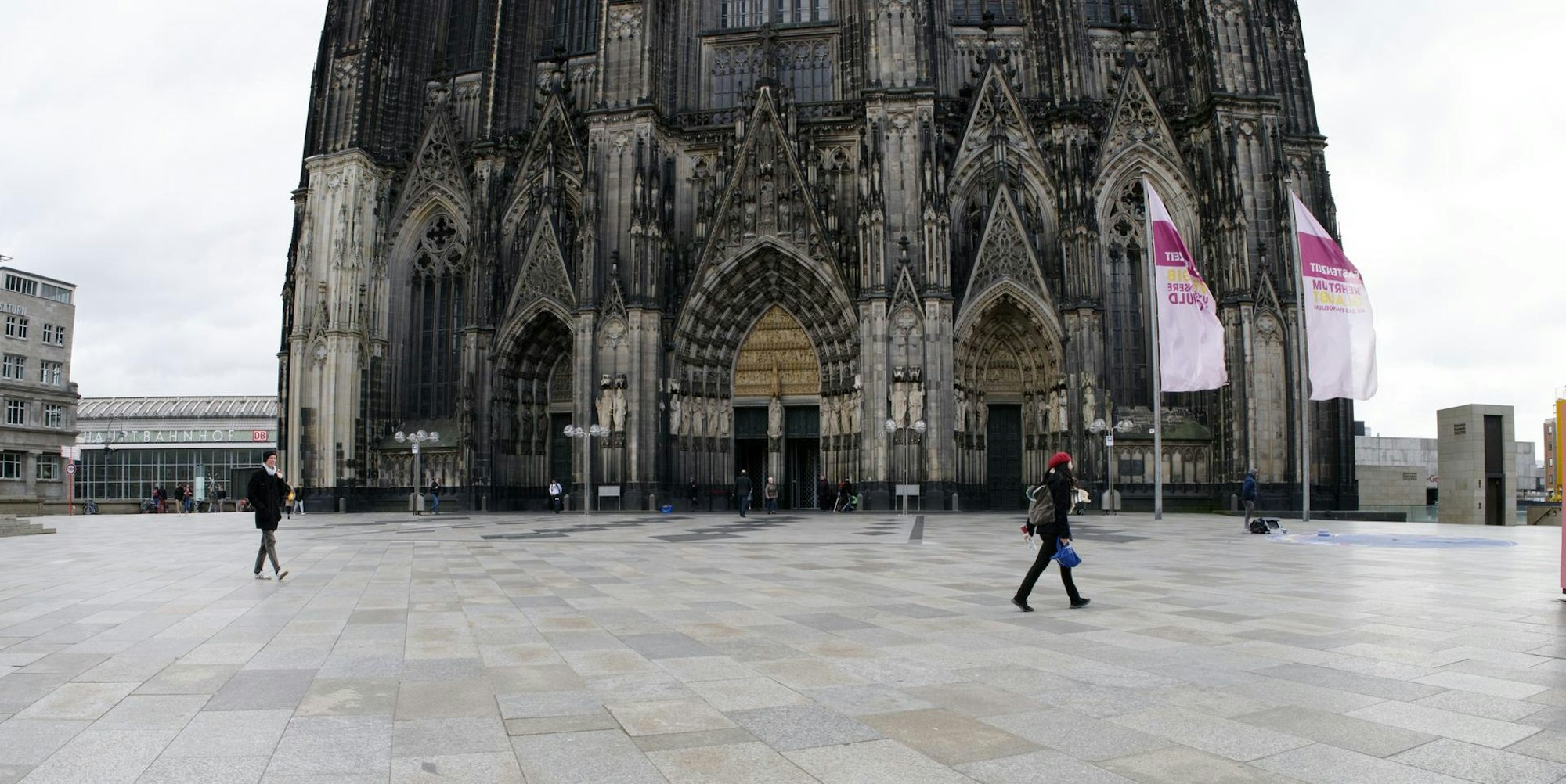 Leere vor dem Kölner Dom