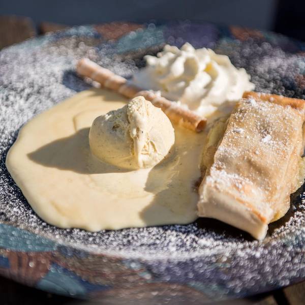 Zuckerfrei Apfelstrudel mit Eis und Sahne