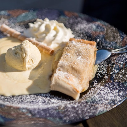 Zuckerfrei Apfelstrudel mit Eis und Sahne