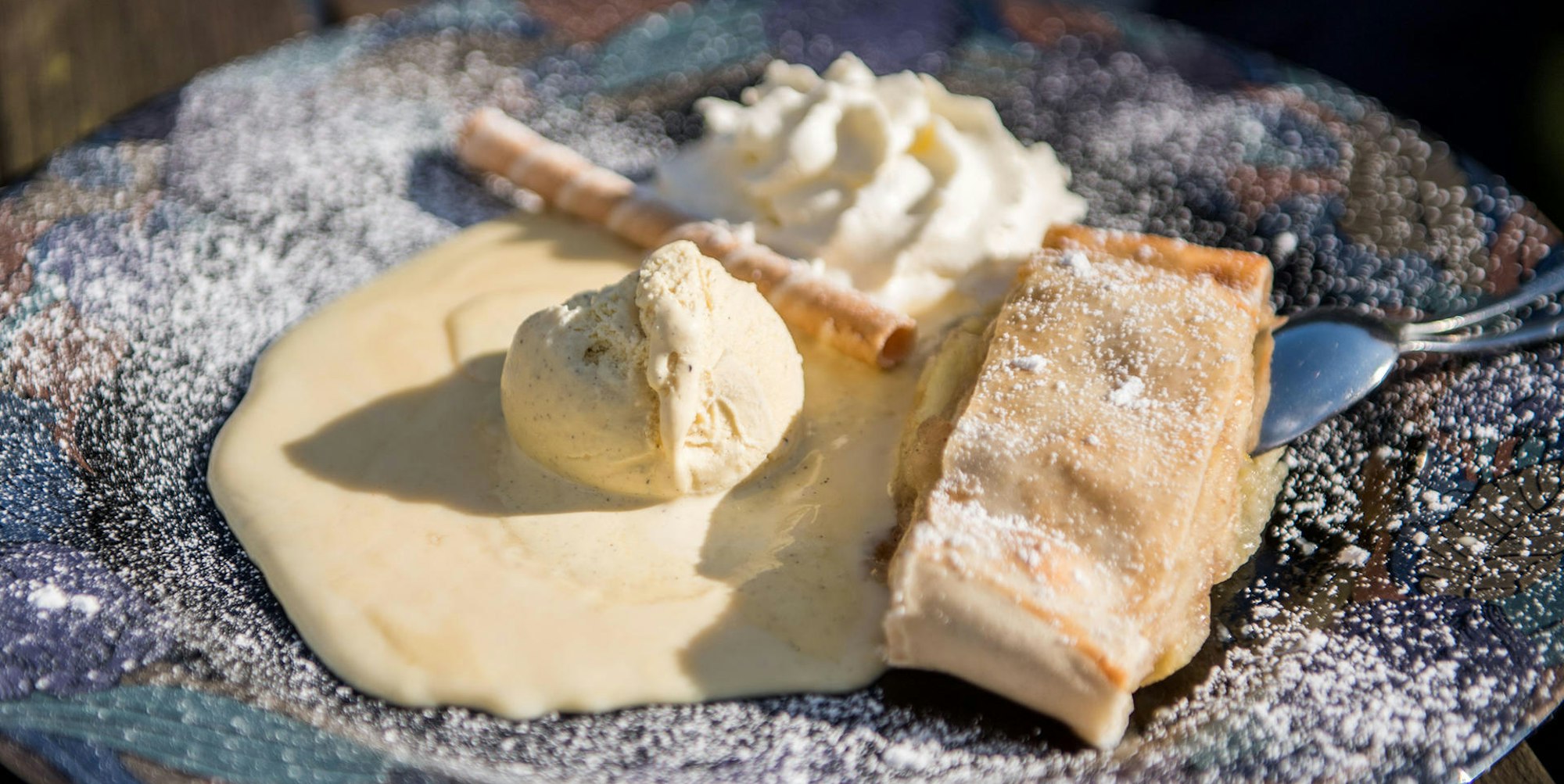 Zuckerfrei Apfelstrudel mit Eis und Sahne