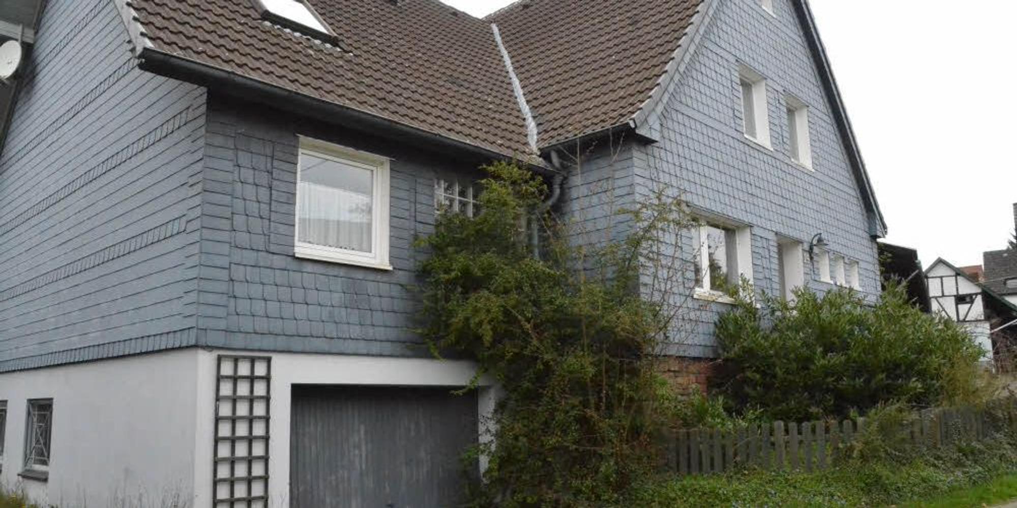 In Morsbach-Steimelhagen steht ein großes Haus, dessen Großteil mit Schieferplatten verkleidet ist.
