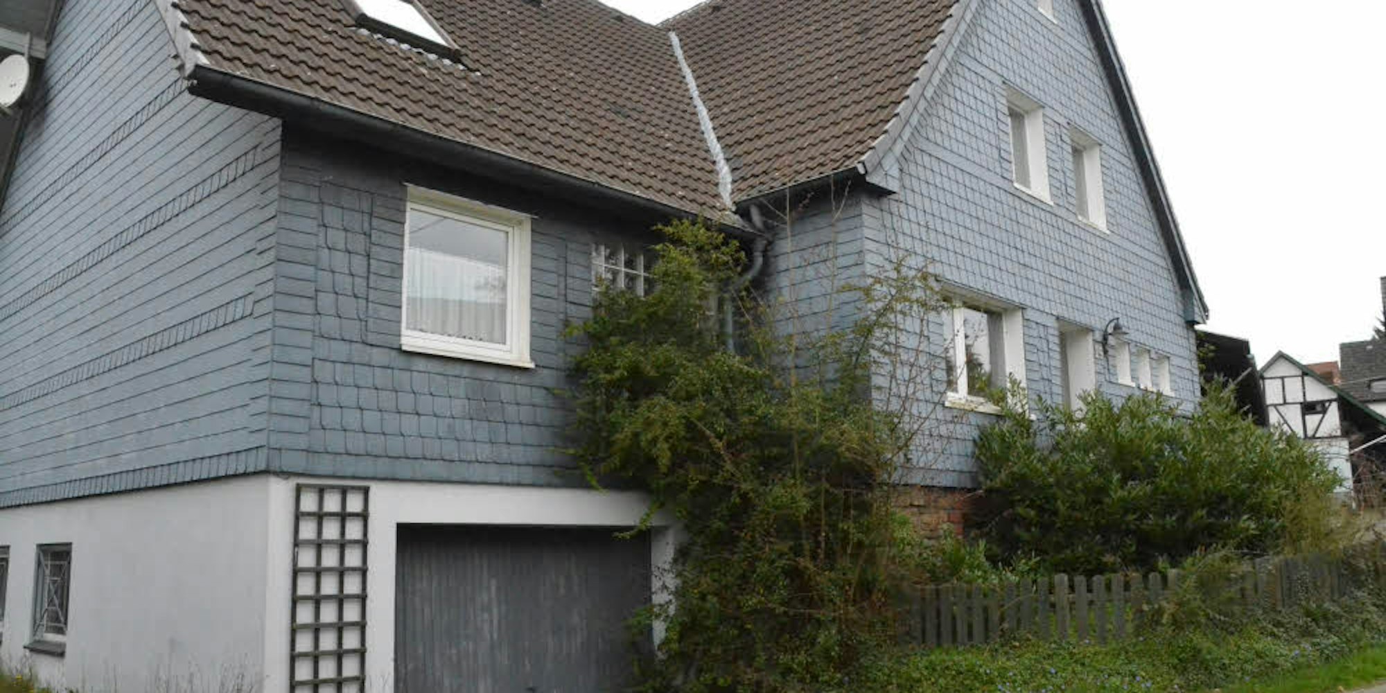 In Morsbach-Steimelhagen steht ein großes Haus, dessen Großteil mit Schieferplatten verkleidet ist.
