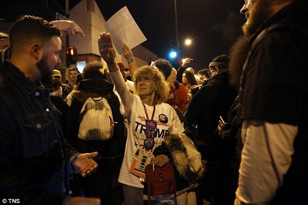 Eine Berlinerin zeigt den Hitlergruß bei einer Trump-Wahlkampfveranstaltung