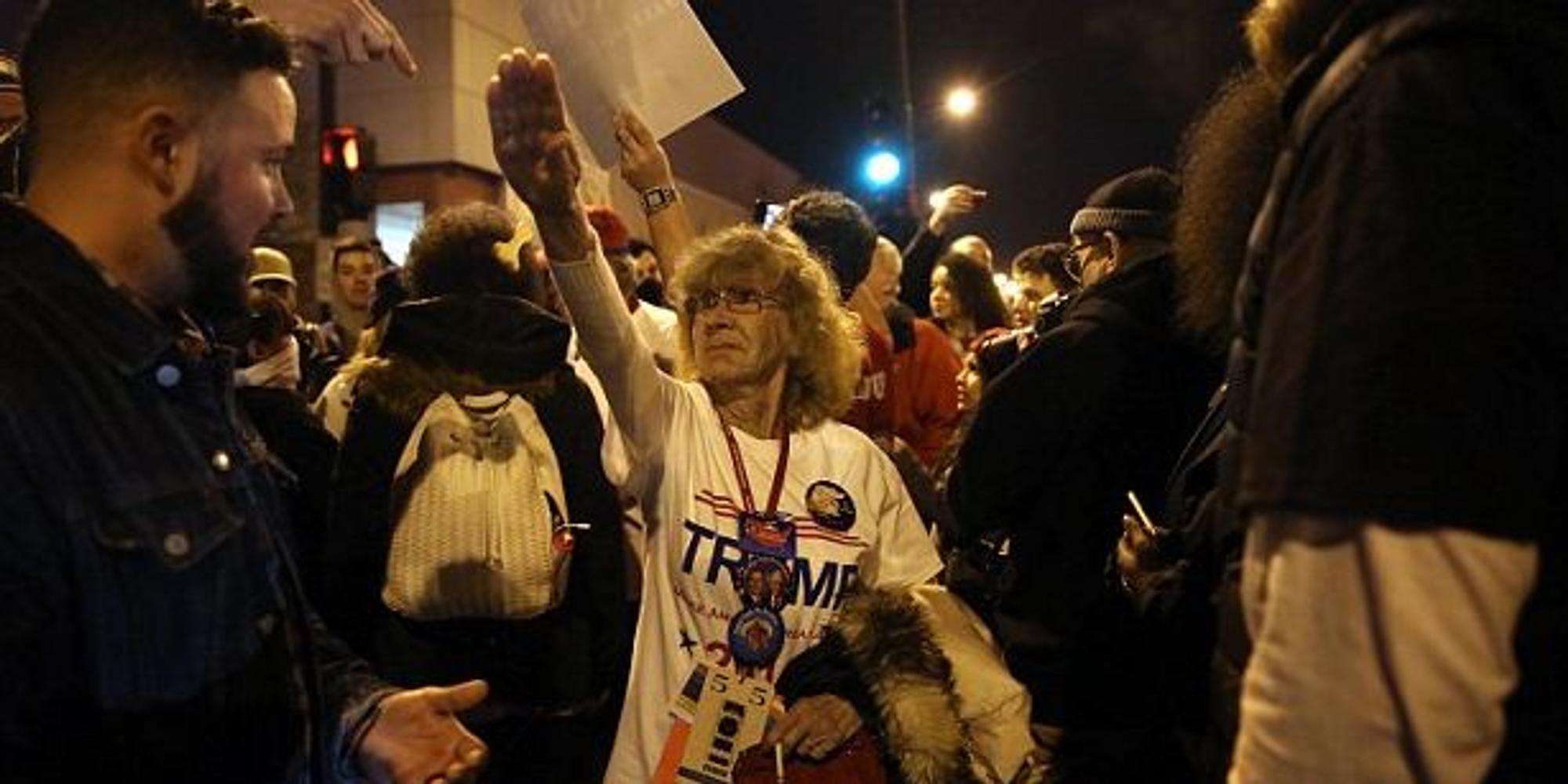 Eine Berlinerin zeigt den Hitlergruß bei einer Trump-Wahlkampfveranstaltung