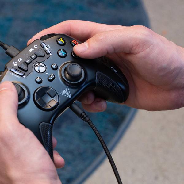 RECON-CONTROLLER_BLK_LIFESTYLE_3000px_1