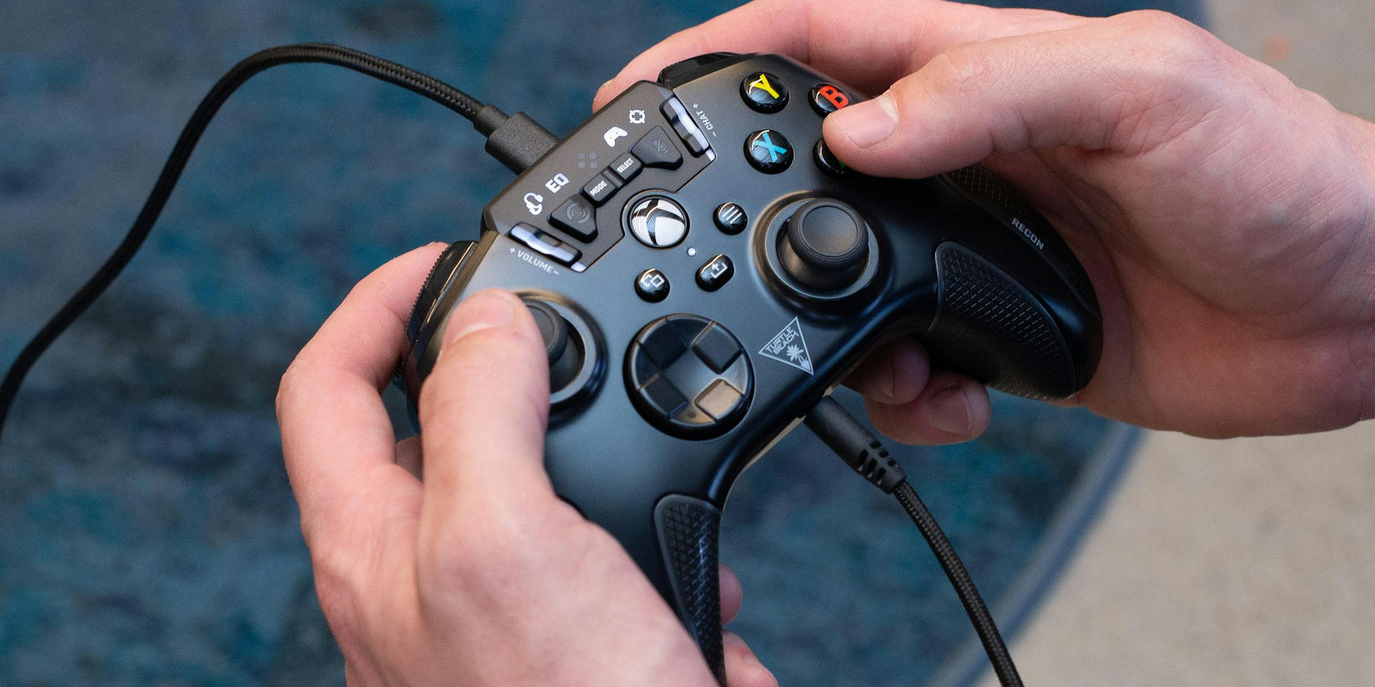 RECON-CONTROLLER_BLK_LIFESTYLE_3000px_1