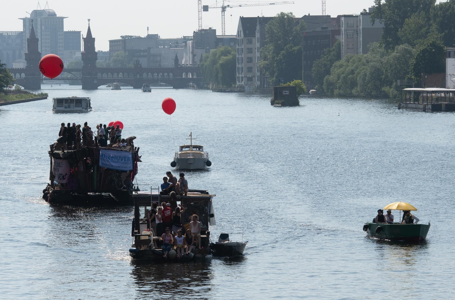 Gegendemo zur AfD Berlin Spree Schiffe