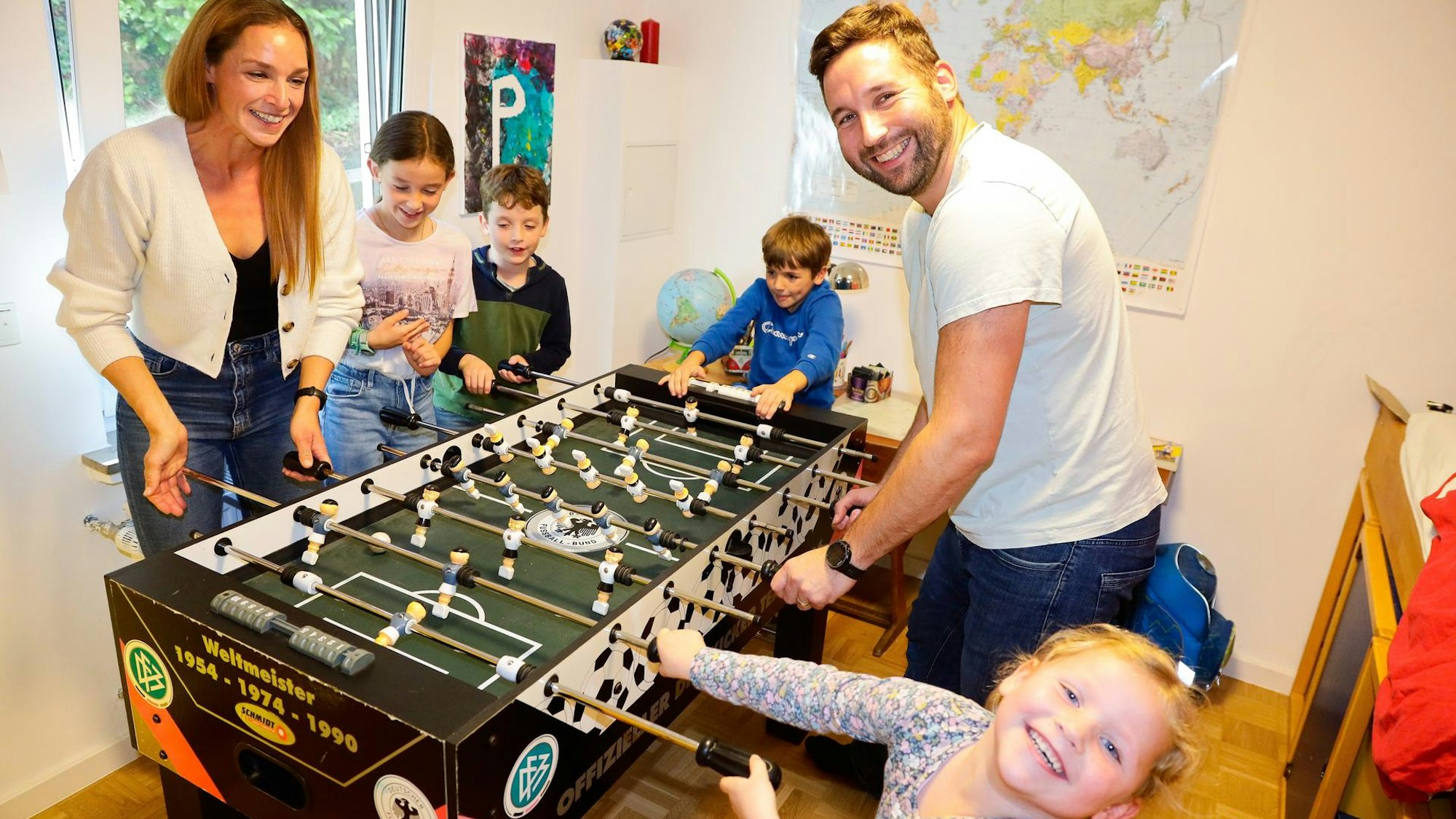 Karolin Schacht spielt mit ihrem Mann und vier ihrer fünf Kinder am Kicker.