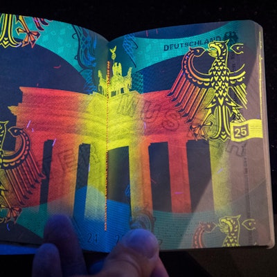 Neuer Reisepass UV-Licht