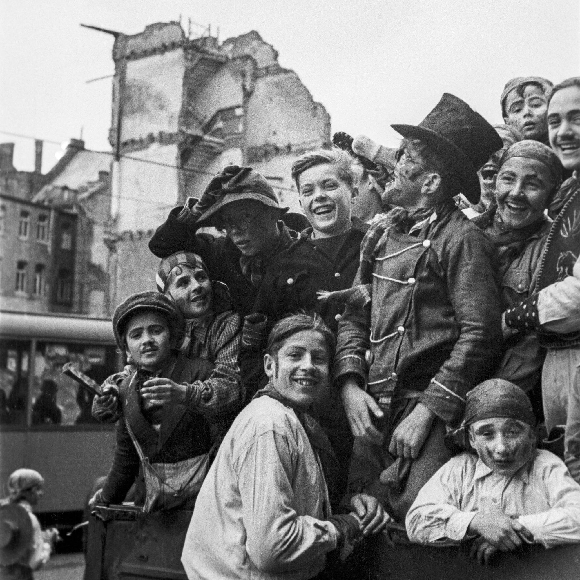 Lachende Karnevalisten nach dem Krieg