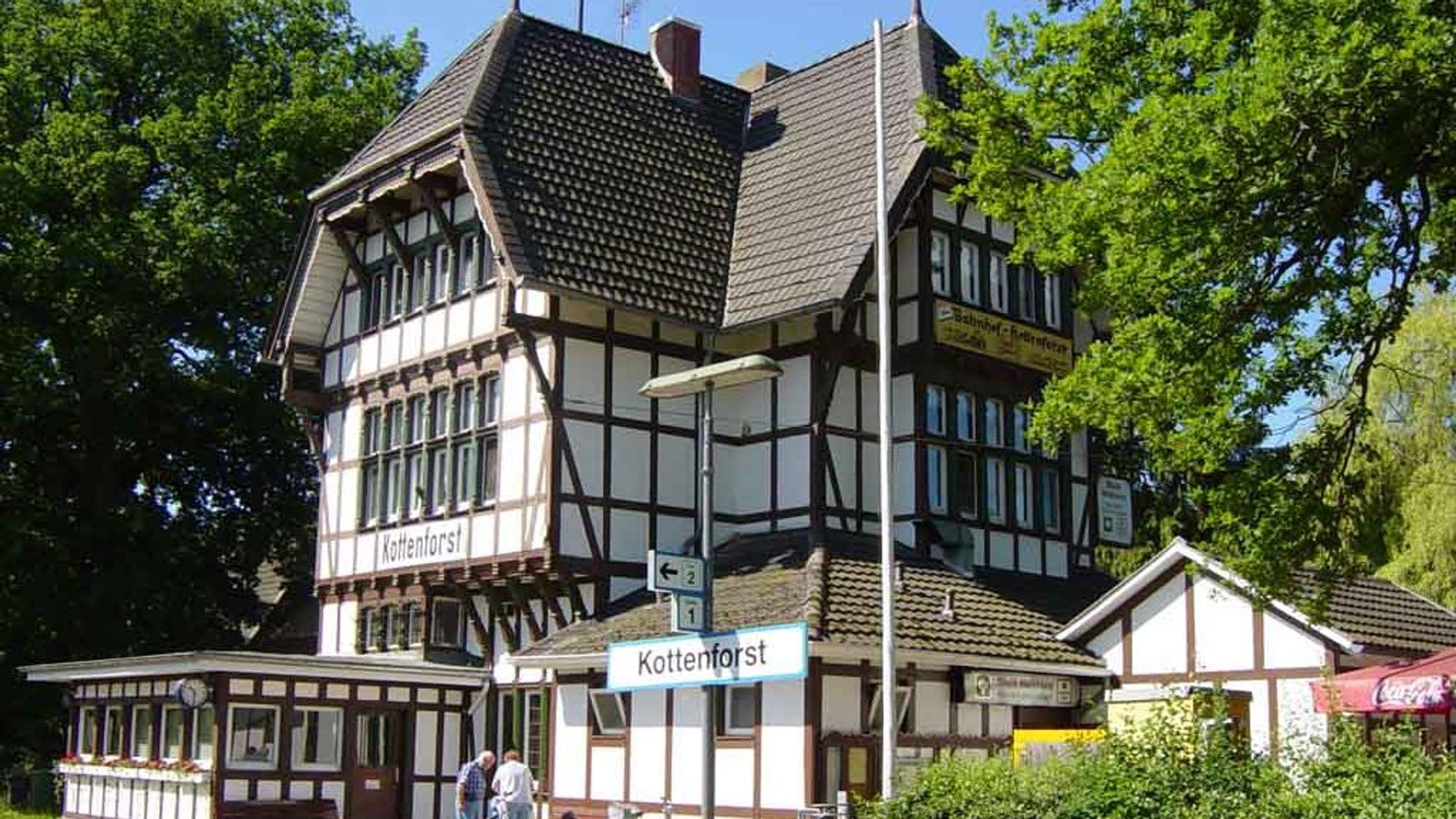 Ein altes Fachwerk-Bahnhofshaus