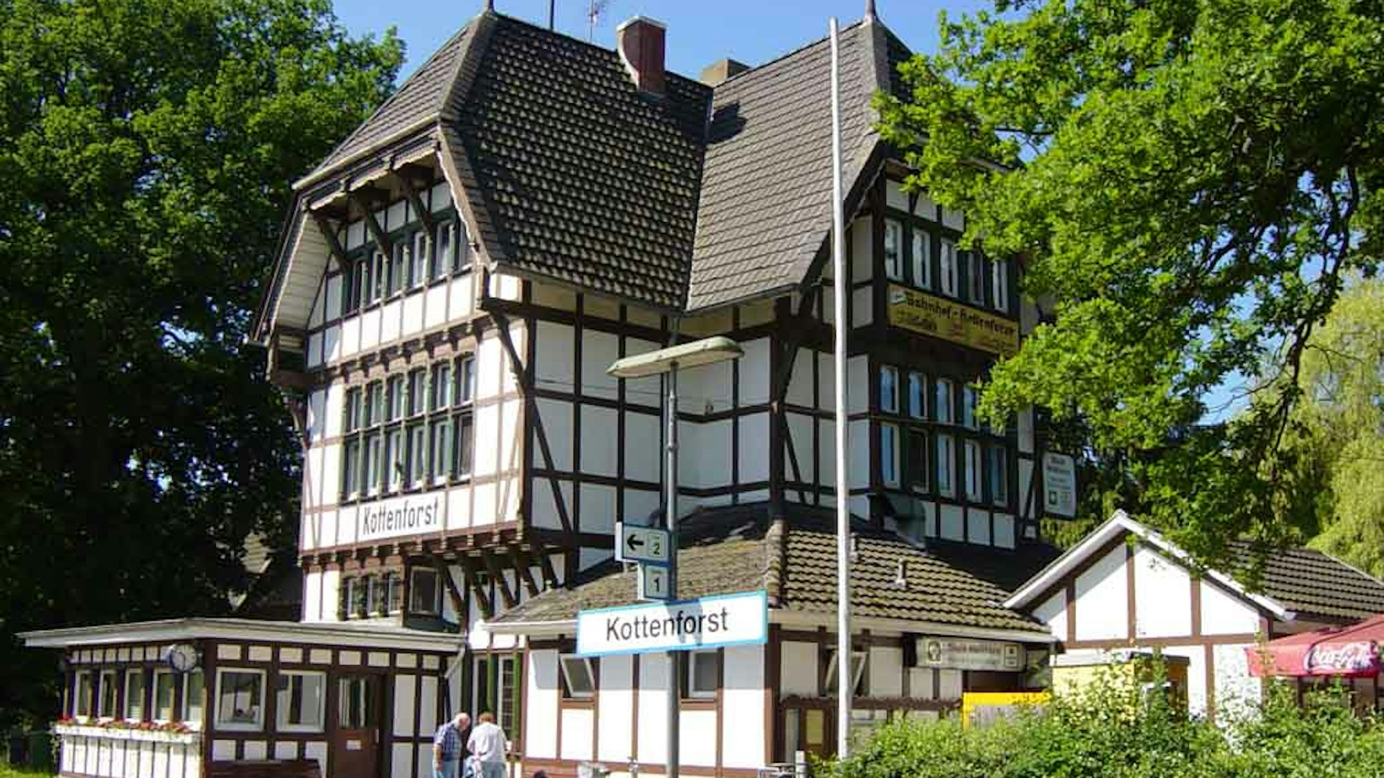 Ein altes Fachwerk-Bahnhofshaus