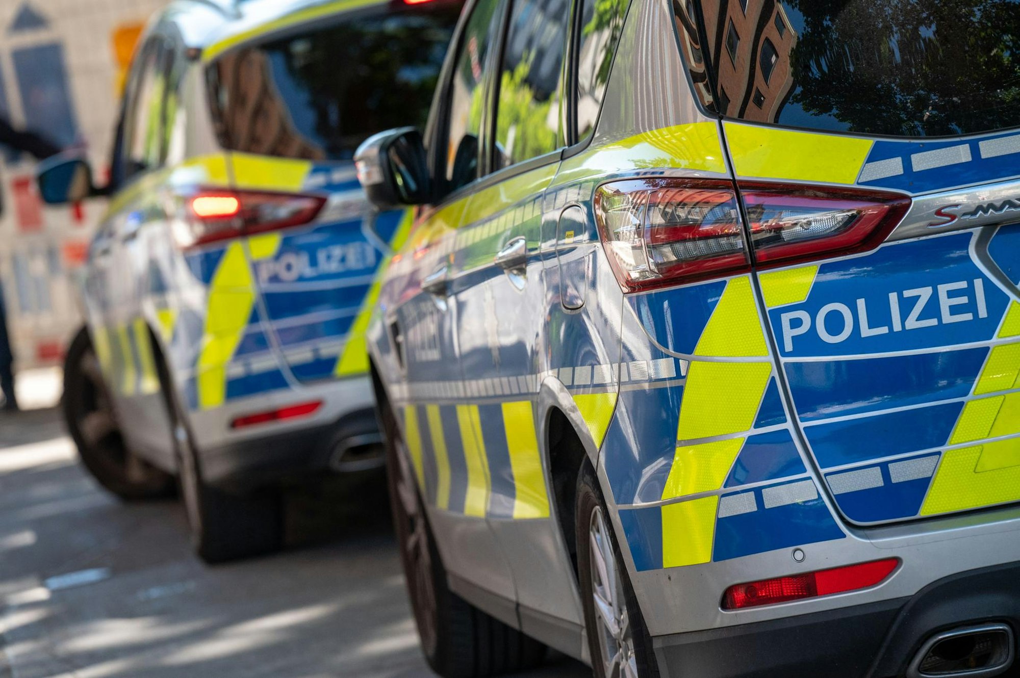 Zwei Polizeiautos in Köln.