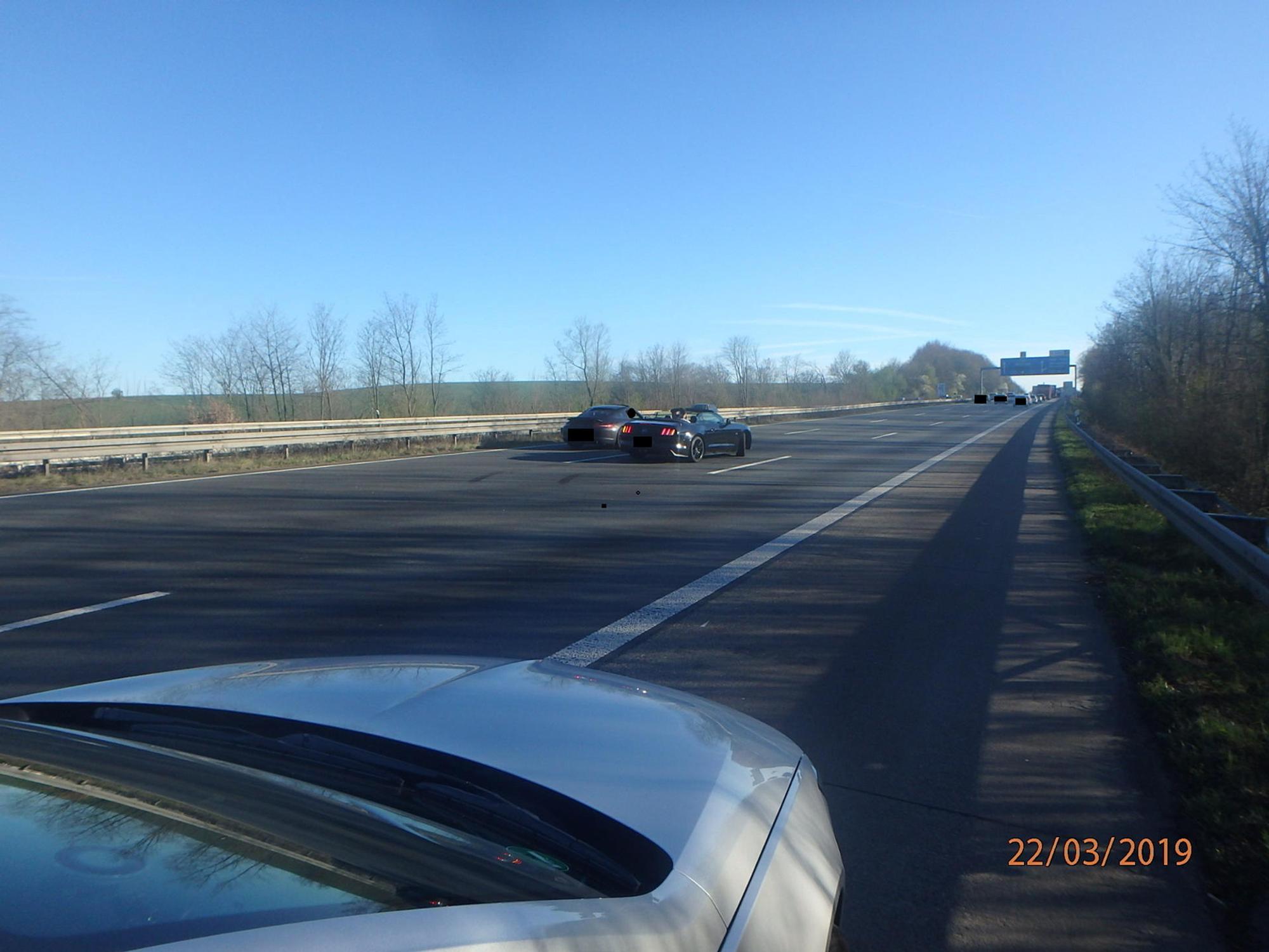 Fahrzeuge eines Hochzeitskorsos blockieren die A3.