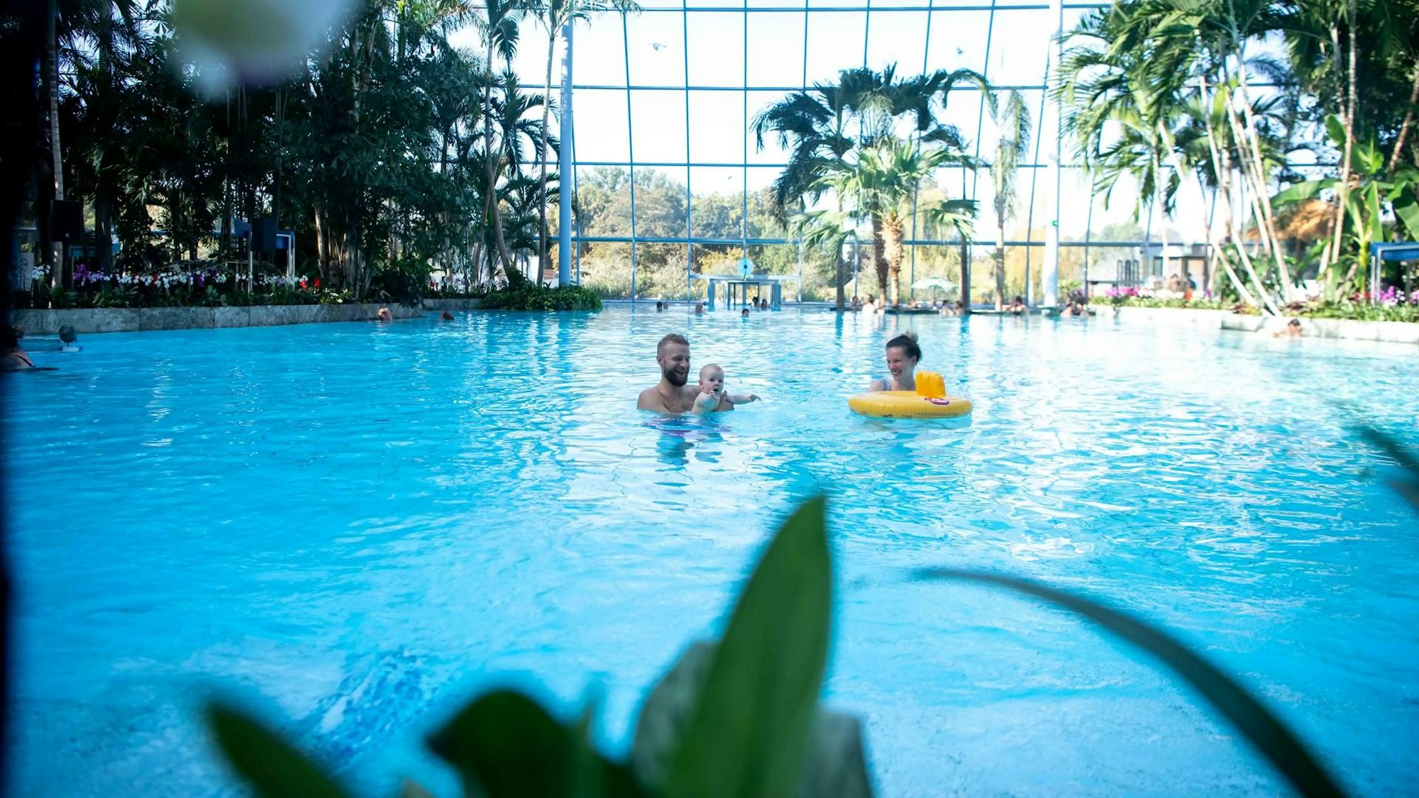 Zwei Menschen baden mit ihrem Baby in der Therme Euskirchen.