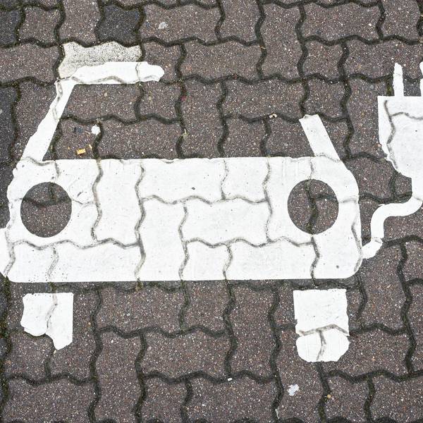 Ein Symbol markiert einen Parkplatz für Elektroautos.