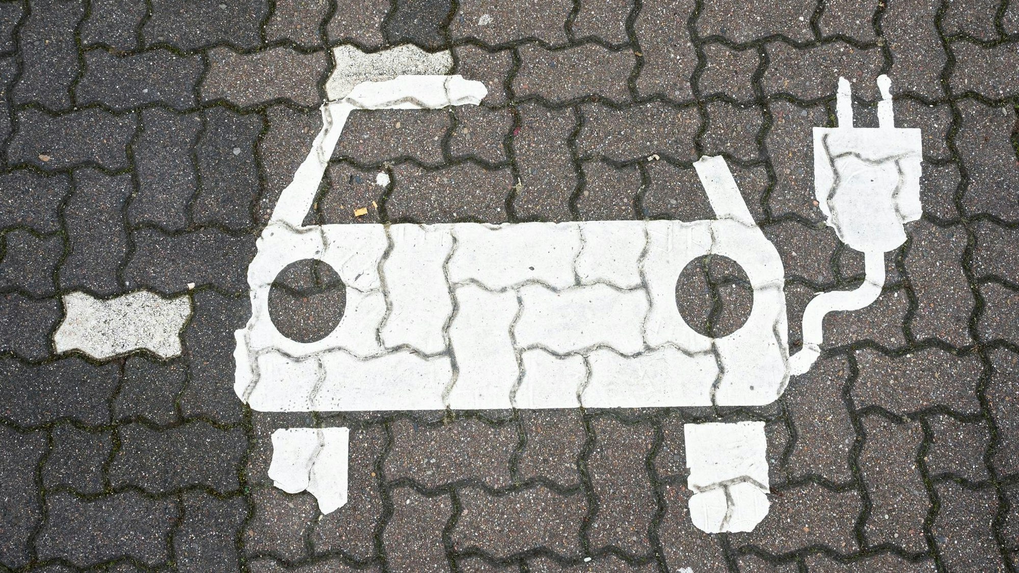 Ein Symbol markiert einen Parkplatz für Elektroautos.