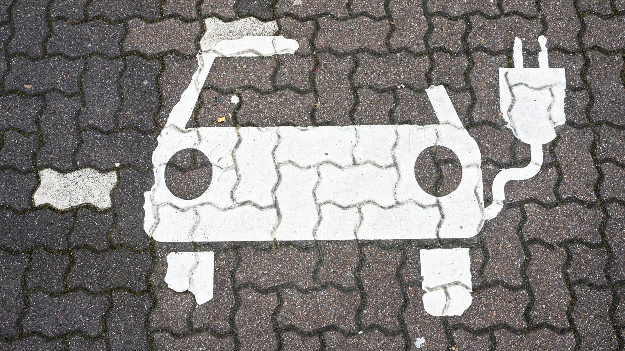 Viele Hersteller bieten Elektro- und Verbrenner-Modelle parallel an. Welche sind umweltfreundlicher?