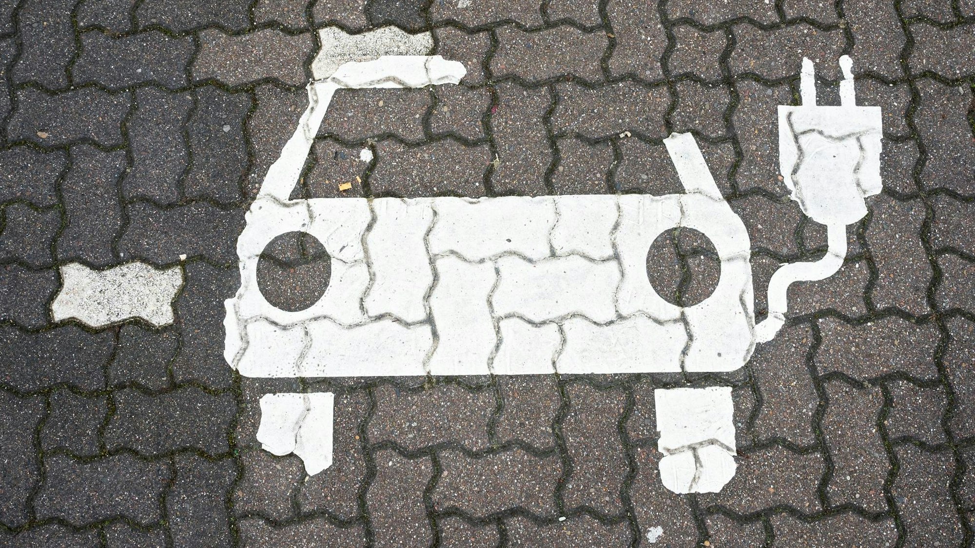 Viele Hersteller bieten Elektro- und Verbrenner-Modelle parallel an. Welche sind umweltfreundlicher?