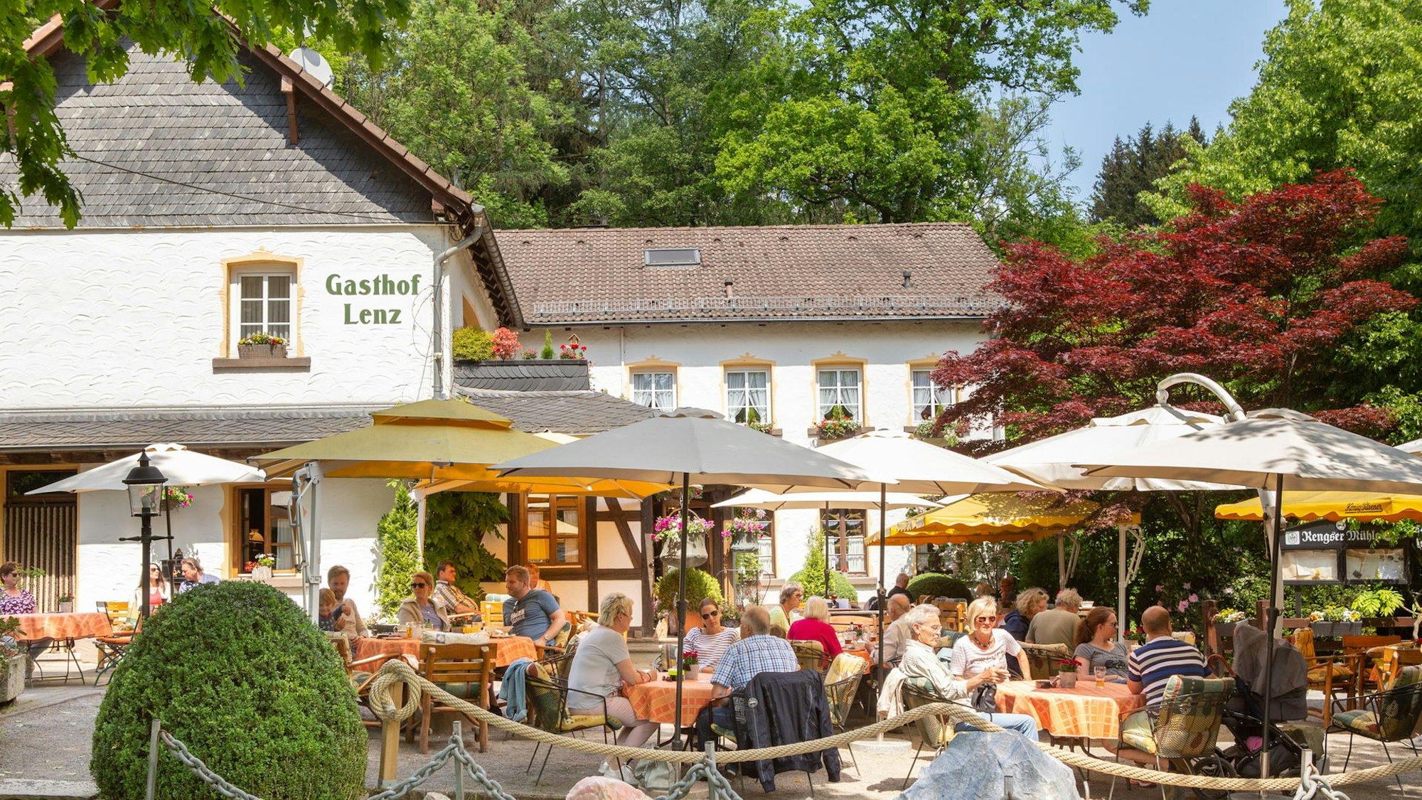 Altes Hofgebäude mit schönem Biergarten
