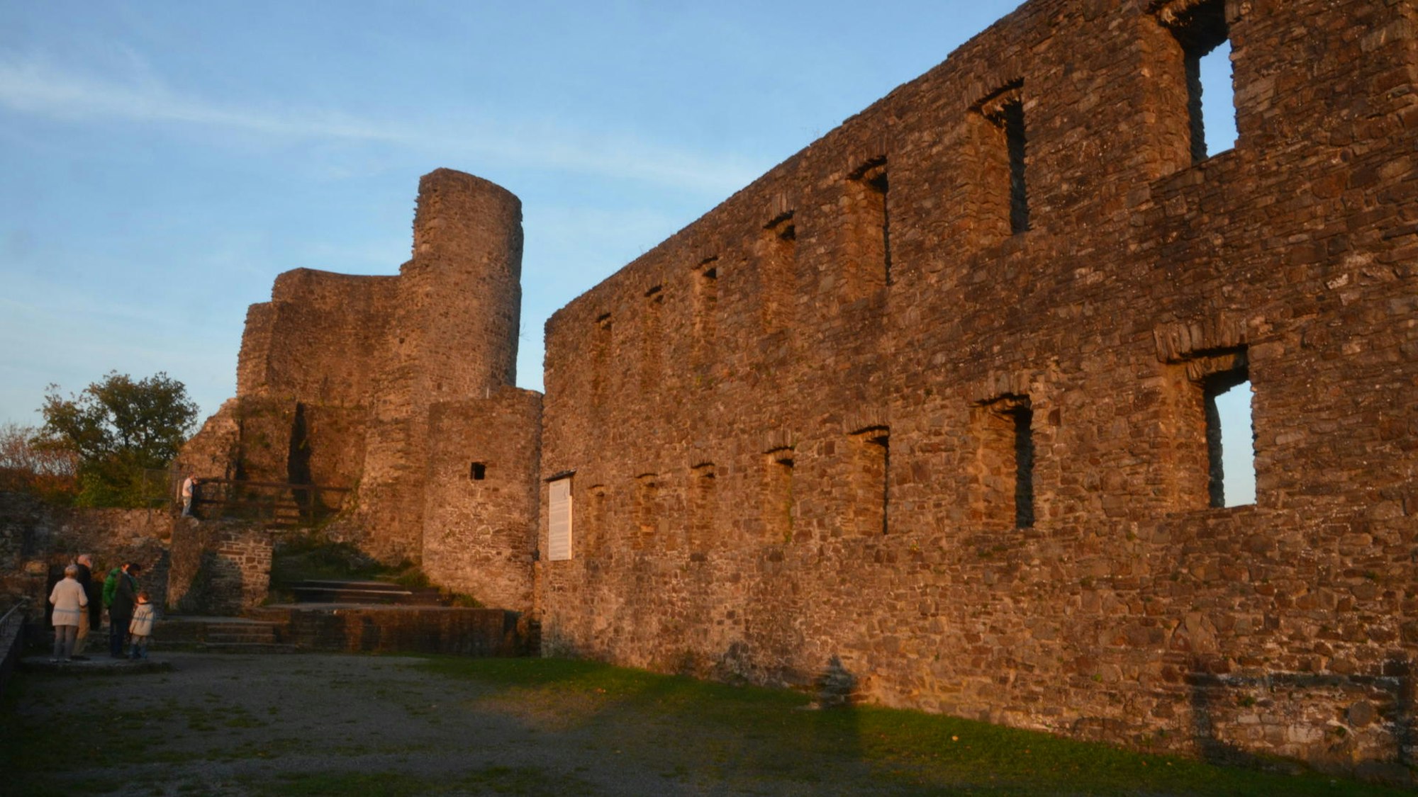 Auf dem Bild ist die Ruine der Burg Windeck zu sehen.