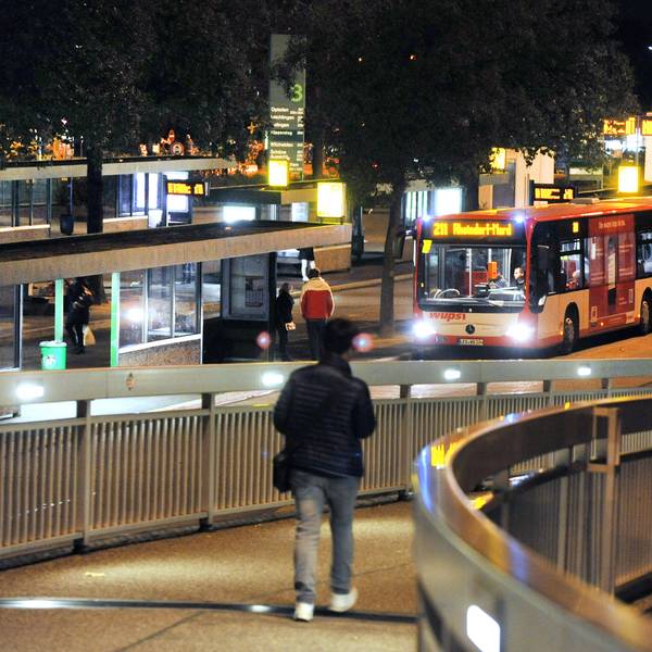 leverkusen-busbahnhof-abend-ALF_1031