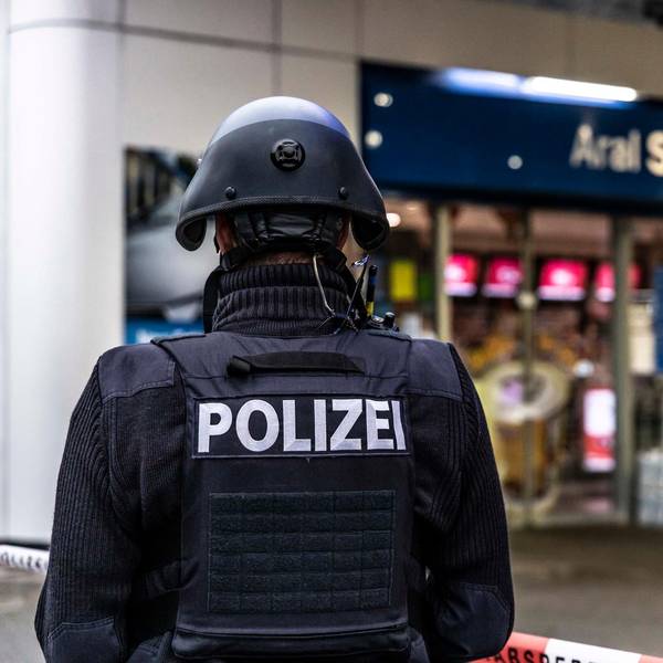 Das Symbolbild zeigt einen Polizisten vor einer Tankstelle. Am Rastplatz Ville-West wurde Mitte November ein Angestellter der Tankstelle überfallen.