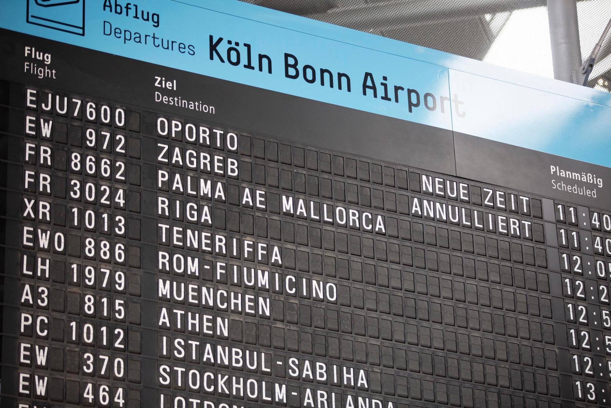 Abflugtafel Flughafen Köln
