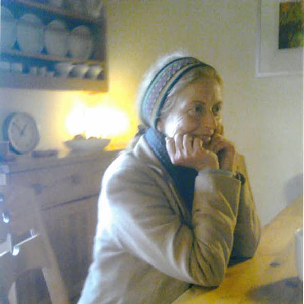Anett Carolin Kaiser sitz in ihrer Wohnung