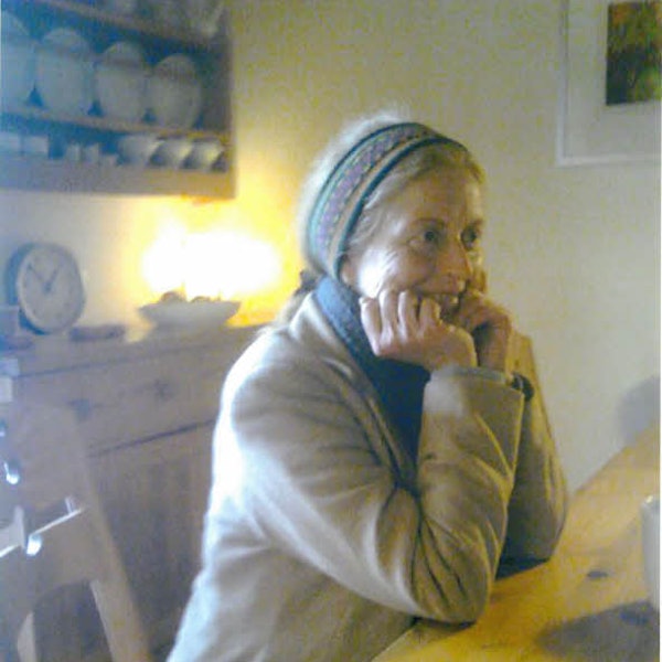 Anett Carolin Kaiser sitz in ihrer Wohnung