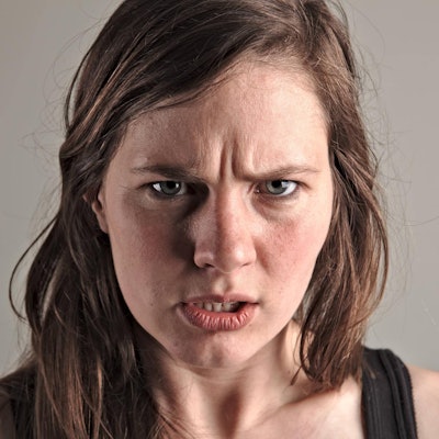 Frau in aggressiver Grundstimmung