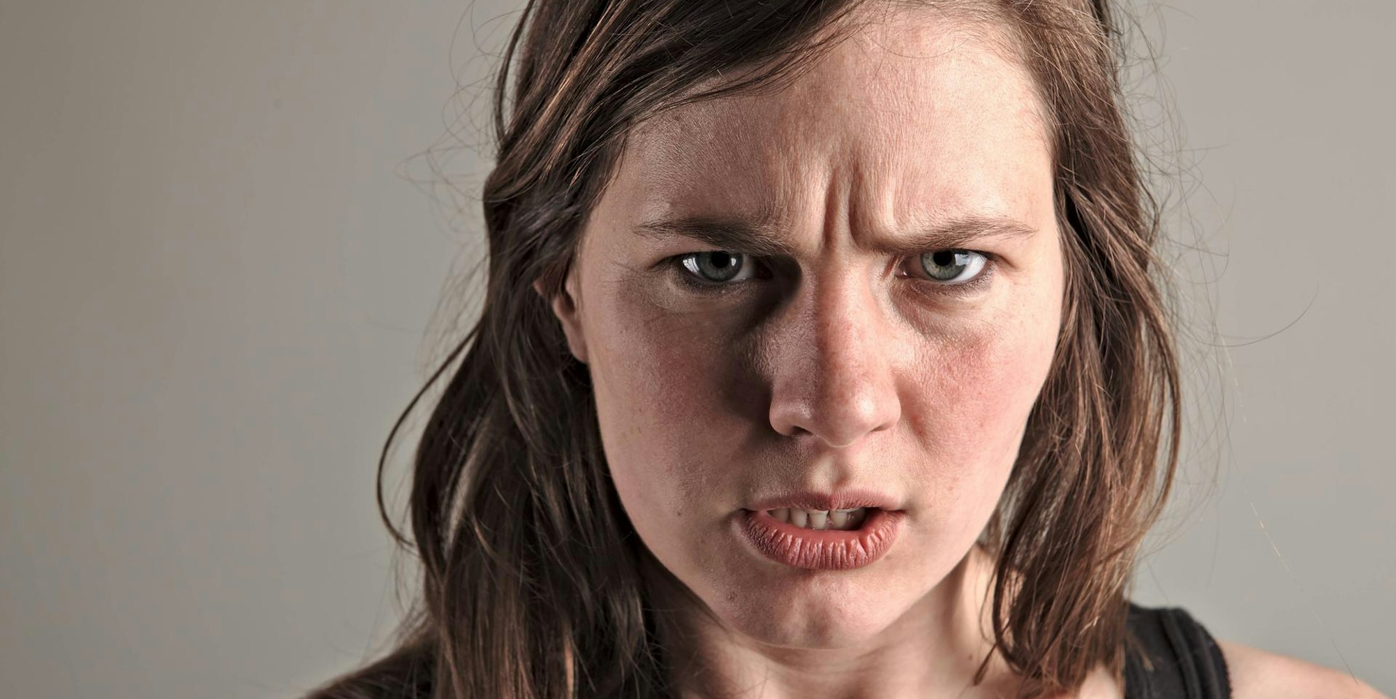 Frau in aggressiver Grundstimmung