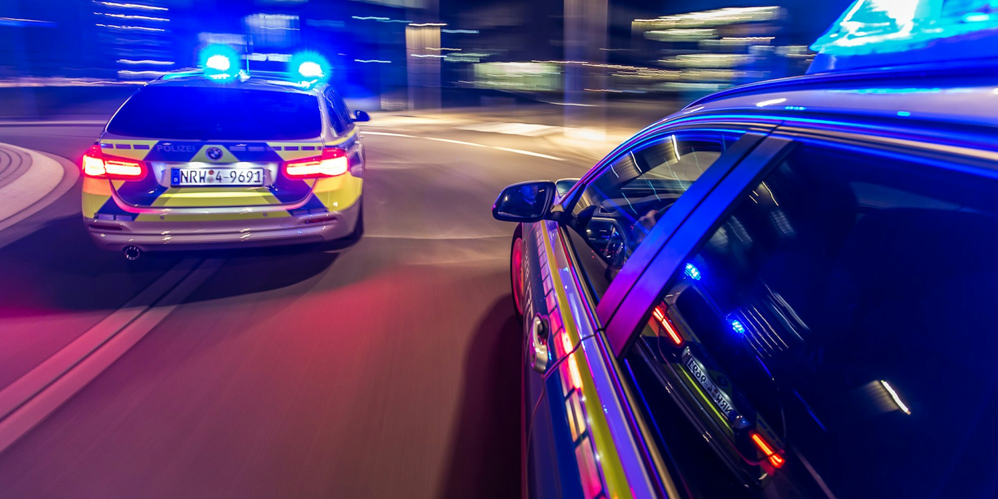 Funkstreifenwagen-Einsatzfahrt-Nacht-Fahrtrichtung-Blaulicht-01