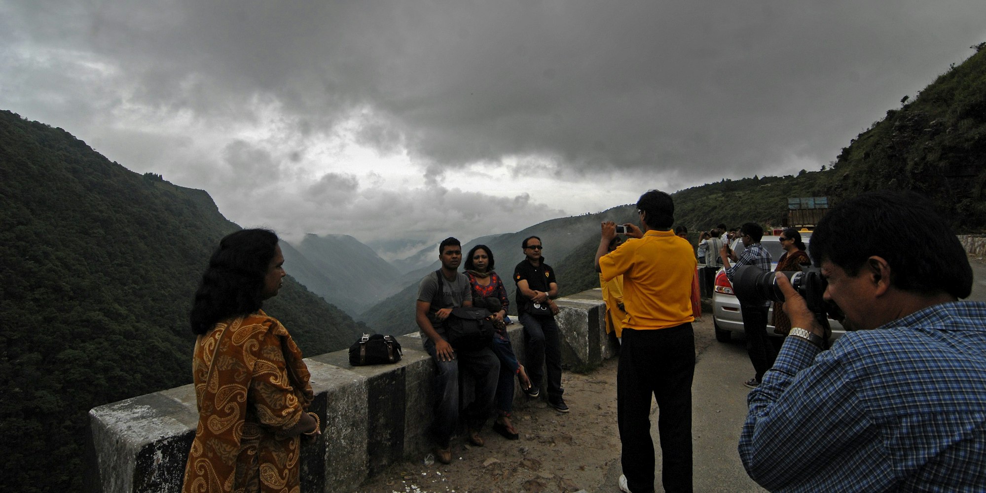 Tourists_take_pictur_31705824