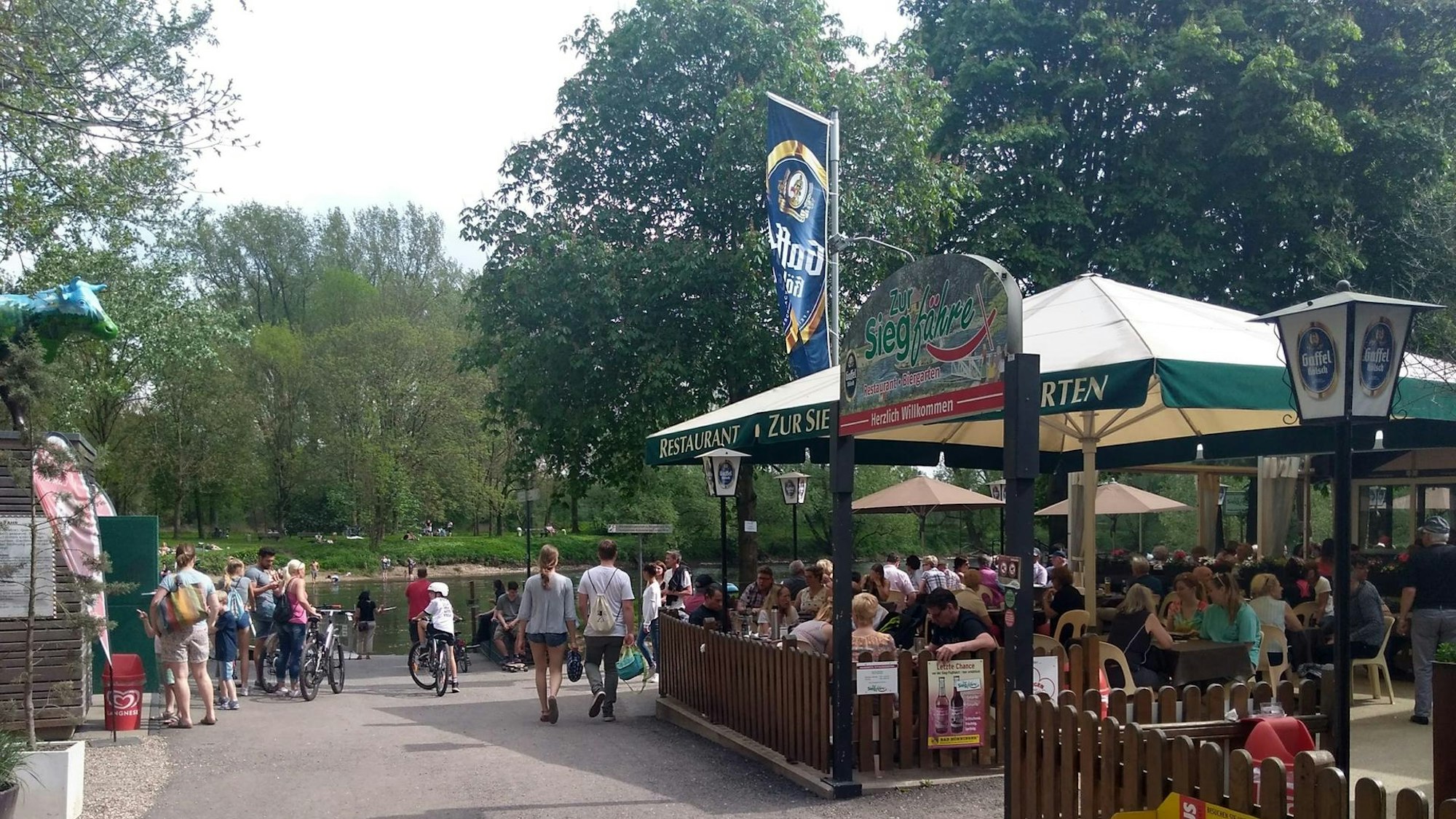 Der Biergarten Siegfähre am Wasser.