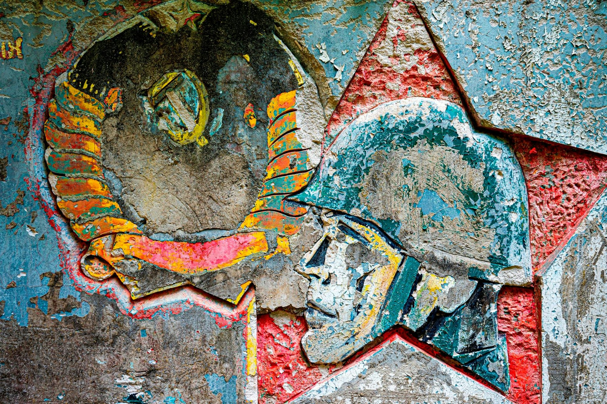 An einer verlassenen Kaserne wurde ein Bild von einem sowjetischen Soldaten gemalt.