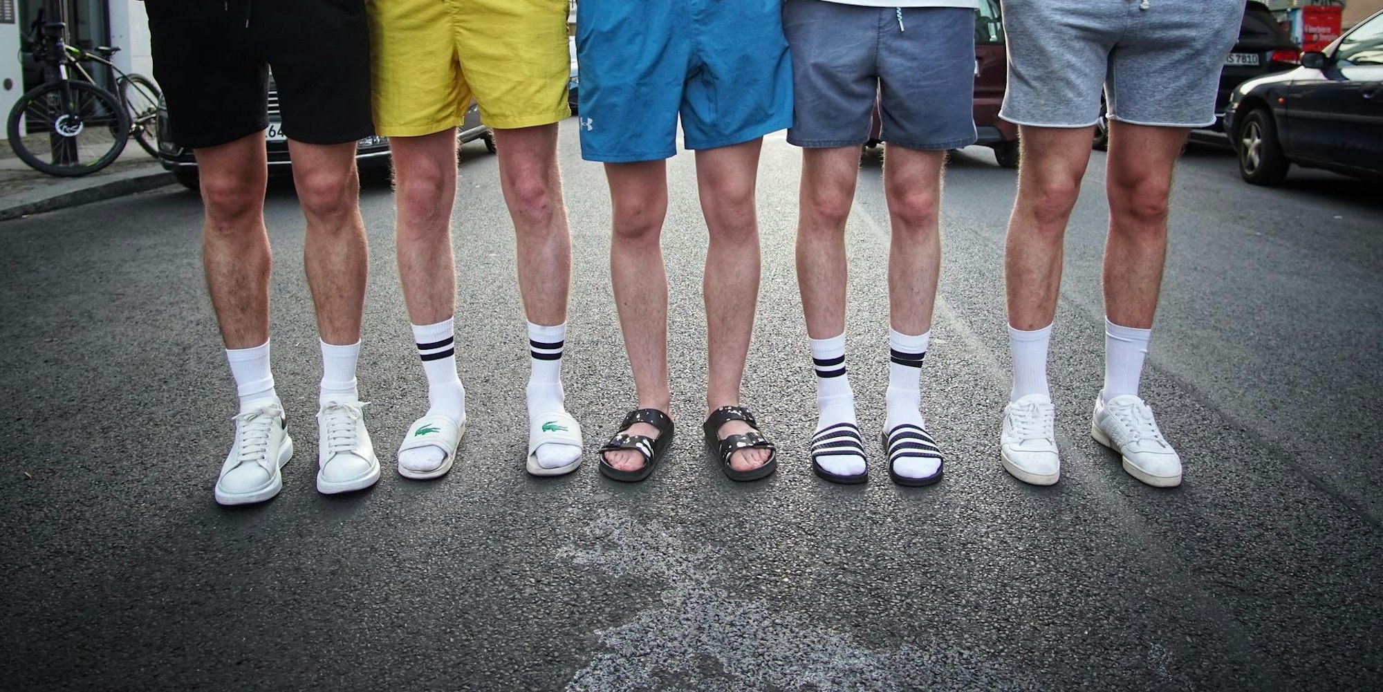 Socken in Badelatschen
