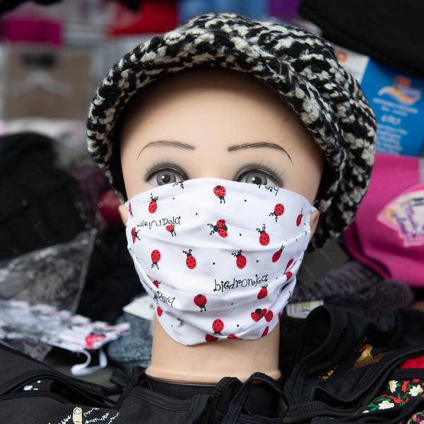 Maske auf Puppe