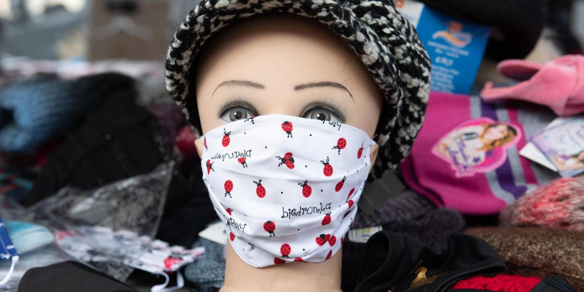Maske auf Puppe