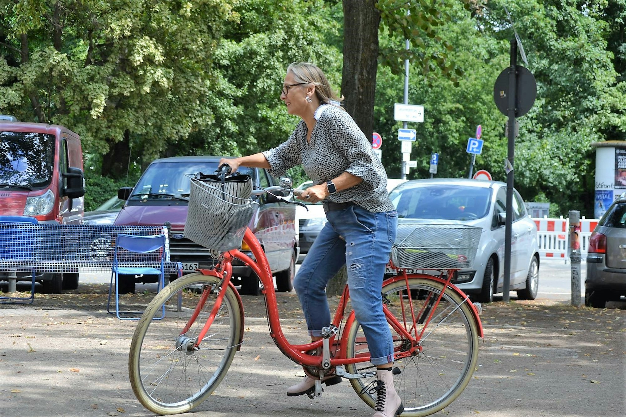 Veedelsspaziergang_Carla_Berling_mit_Rad