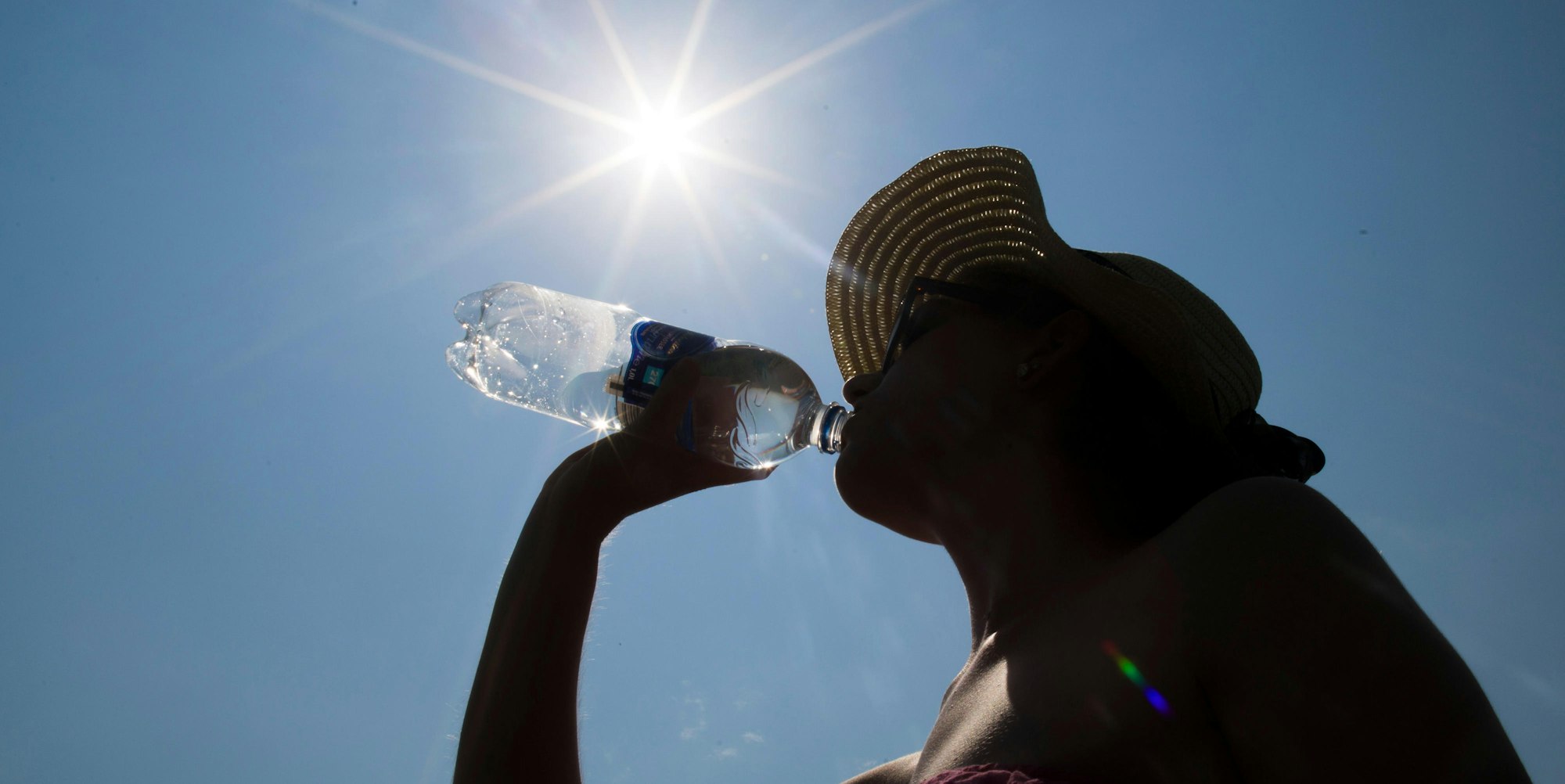 Hitzewelle_Frau_trinkt