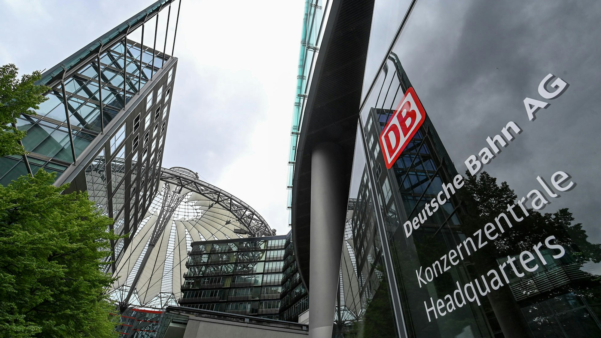 Ein Blick auf den Eingang der Konzernzentrale der Deutsche Bahn AG in Berlin.