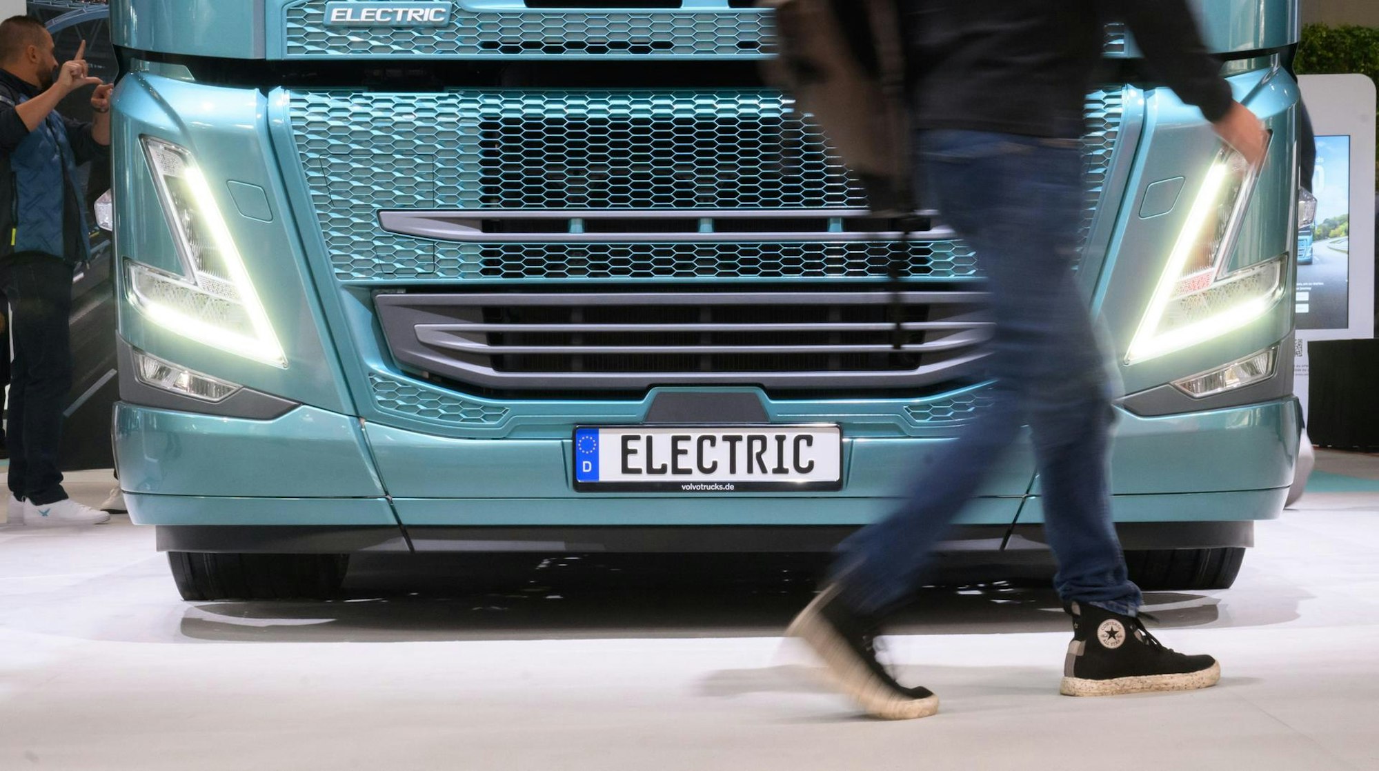 Auf einem Kennzeichen, des an einem Lkw angebracht wurde, steht Electric.