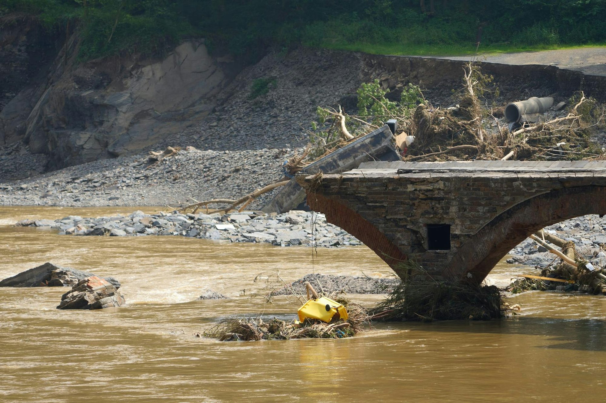 Bahnbrücke zerstört