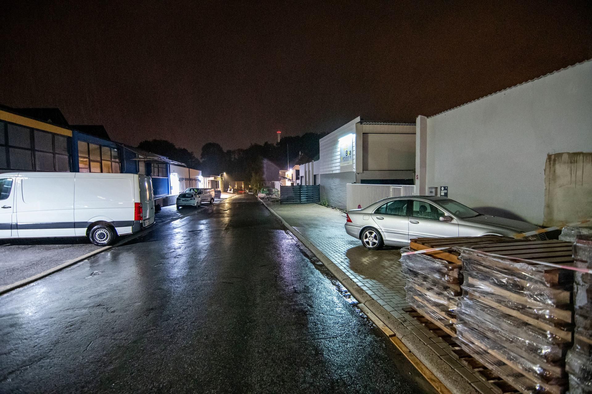 Iserlohn Auto fährt in Menschengruppe