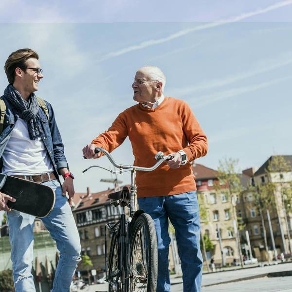 Opa ist fit im Alter und schiebt sein Rad