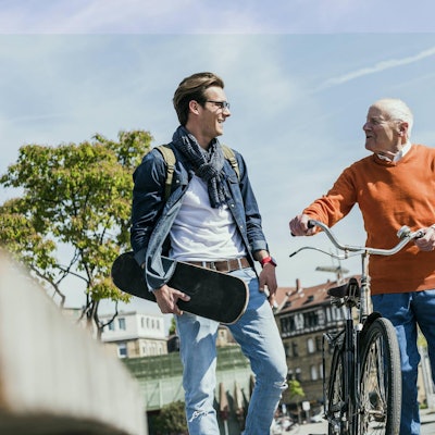 Opa ist fit im Alter und schiebt sein Rad