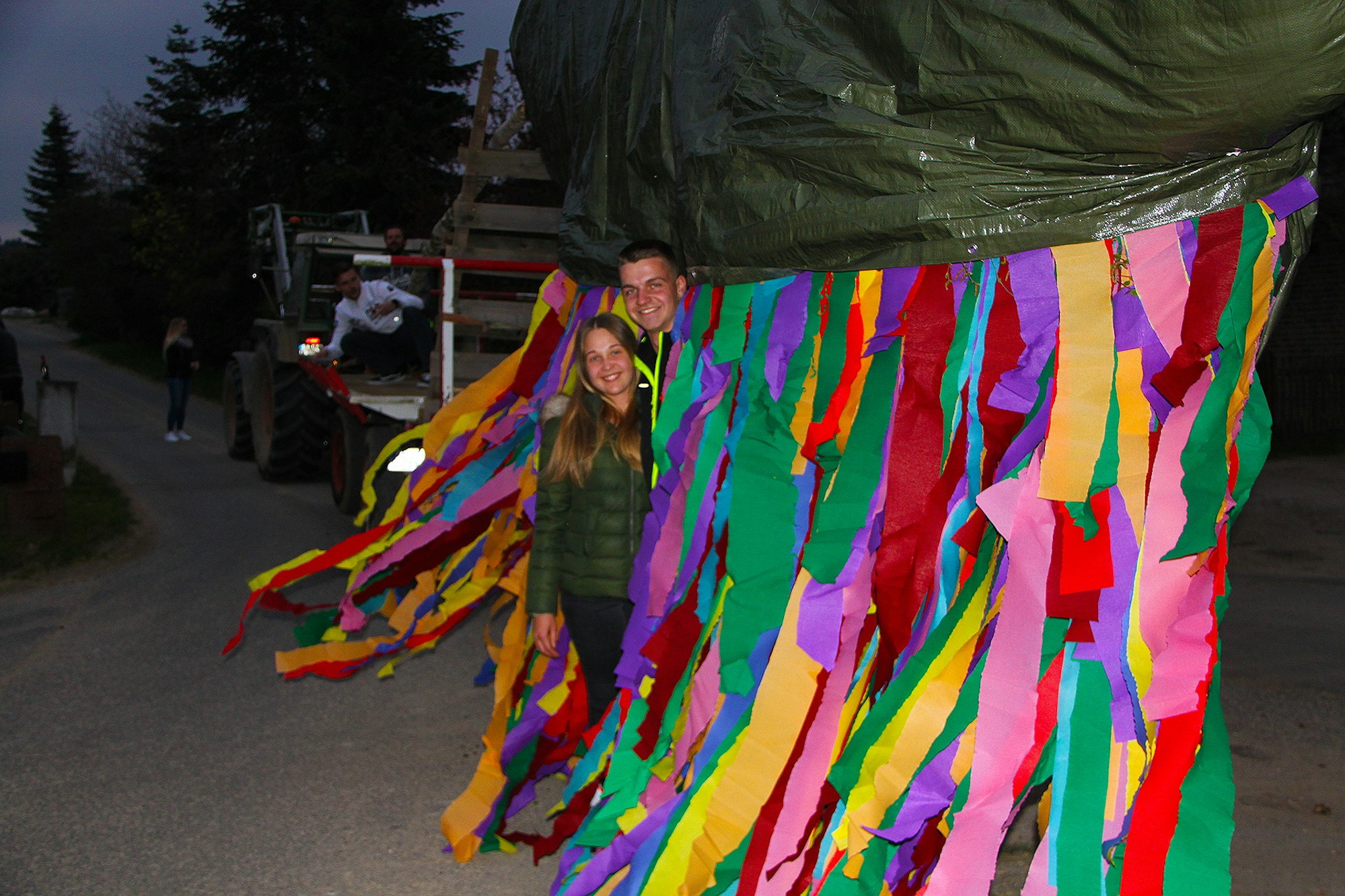 Julian Honert und Ricarda Linden Maibaum